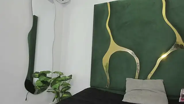 Snapshot of Mila_petiteasm chatting on June 30, 12:17 pm Mila petiteasm online show from June 30, 12:17 pm