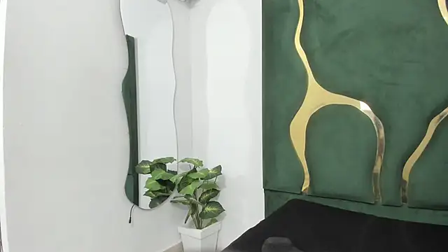 Snapshot of Mila_petiteasm chatting on July 6, 12:13 pm Mila petiteasm online show from July 6, 12:13 pm