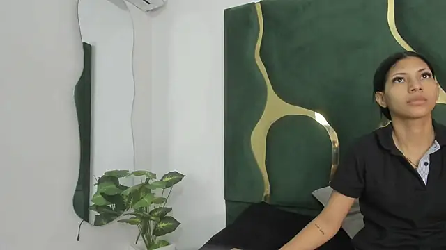 Snapshot of Mila_petiteasm chatting on July 9, 12:20 pm Mila petiteasm online show from July 9, 12:20 pm