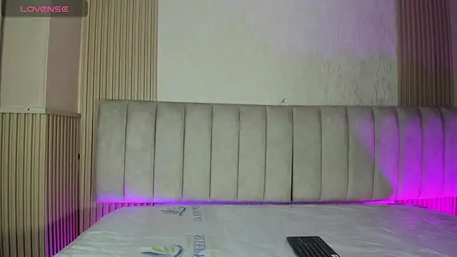 Snapshot of julimonroe_ chatting on July 2, 12:54 am julimonroe online show from July 2, 12:54 am