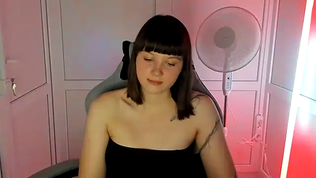 Snapshot of Vanilla_Vixen chatting on June 18, 6:12 pm Vanilla Vixen online show from June 18, 6:12 pm