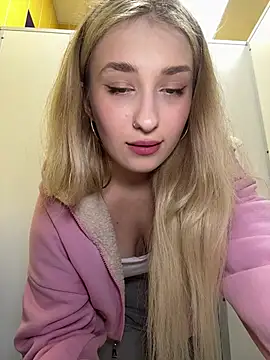 Snapshot of Polly_Pop chatting on July 5, 1:51 pm Polly Pop online show from July 5, 1:51 pm