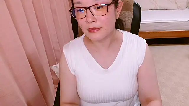 Snapshot of LENA-xo chatting on June 16, 3:58 pm LENA-xo online show from June 16, 3:58 pm