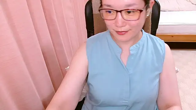 Snapshot of LENA-xo chatting on June 17, 3:57 pm LENA-xo online show from June 17, 3:57 pm