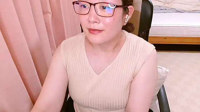 Snapshot of LENA-xo chatting on July 9, 2:43 pm LENA-xo online show from July 9, 2:43 pm