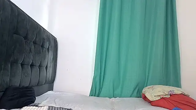 Snapshot of Fluffy_Pillows chatting on June 23, 8:23 am Fluffy Pillows online show from June 23, 8:23 am