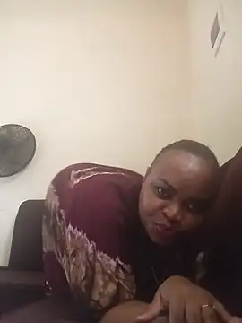 Snapshot of queen_with_ chatting on June 8, 12:38 pm queen with online show from June 8, 12:38 pm