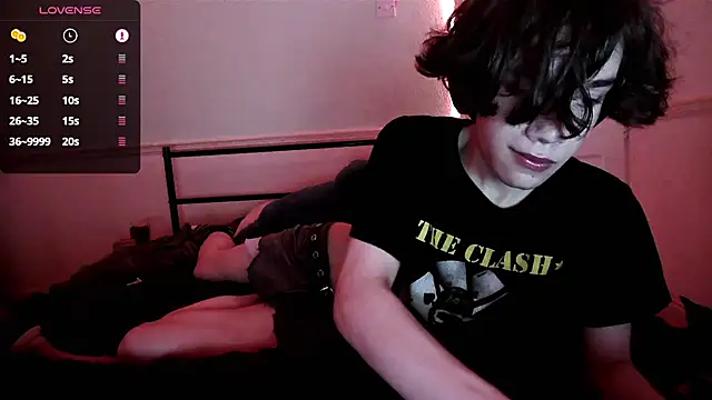 Snapshot of Straything chatting on June 28, 11:44 pm Straything online show from June 28, 11:44 pm