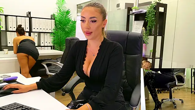 BabesGoWild online show from September 12, 4:45 am