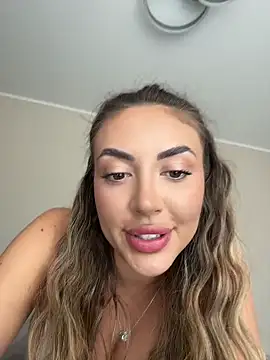 Snapshot of BabesGoWild chatting on May 5, 10:34 am BabesGoWild online show from May 5, 10:34 am