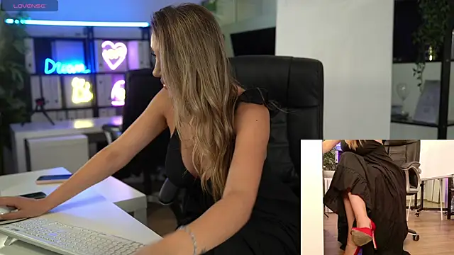 Snapshot of BabesGoWild chatting on June 18, 4:57 am BabesGoWild online show from June 18, 4:57 am
