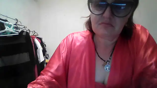Snapshot of ErikaXShine chatting on July 25, 8:17 pm ErikaXShine online show from July 25, 8:17 pm