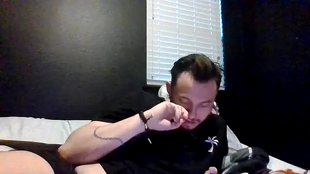 Snapshot of Mikecloudyhawk chatting on June 27, 3:22 am Mikecloudyhawk online show from June 27, 3:22 am