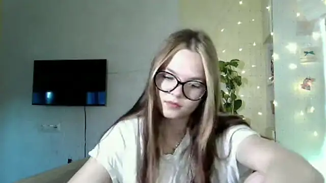 Snapshot of AvrilGillig chatting on June 18, 1:04 pm AvrilGillig online show from June 18, 1:04 pm