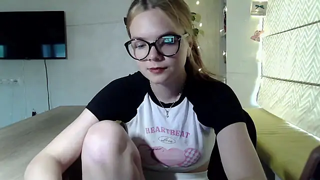 Snapshot of AvrilGillig chatting on June 21, 2:19 pm AvrilGillig online show from June 21, 2:19 pm
