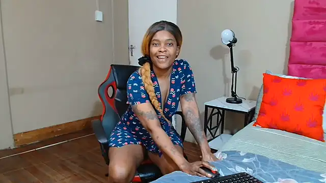 Snapshot of Lavendaxx chatting on July 28, 3:43 pm Lavendaxx online show from July 28, 3:43 pm