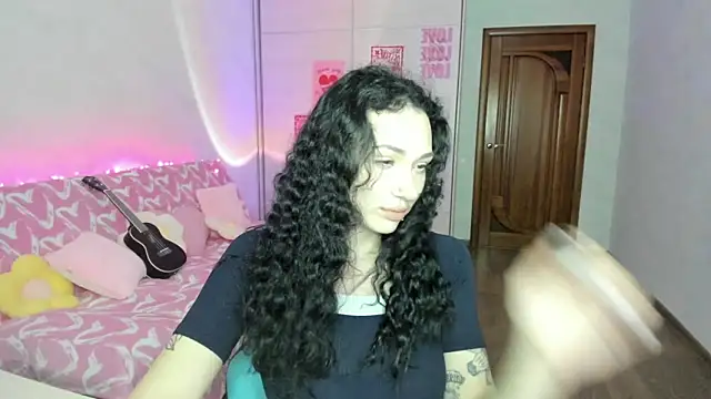 Snapshot of elisskriter chatting on June 17, 12:18 pm elisskriter online show from June 17, 12:18 pm