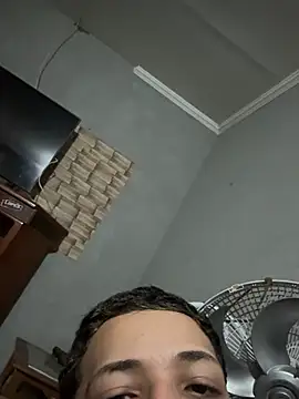 Snapshot of henr1ck23cm chatting on June 14, 6:26 am henr1ck23cm online show from June 14, 6:26 am