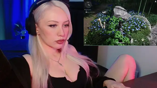 Snapshot of roxxyrowe chatting on June 13, 1:42 pm roxxyrowe online show from June 13, 1:42 pm