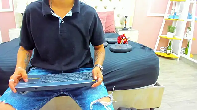 Snapshot of Pixelriott chatting on July 14, 5:29 pm Pixelriott online show from July 14, 5:29 pm
