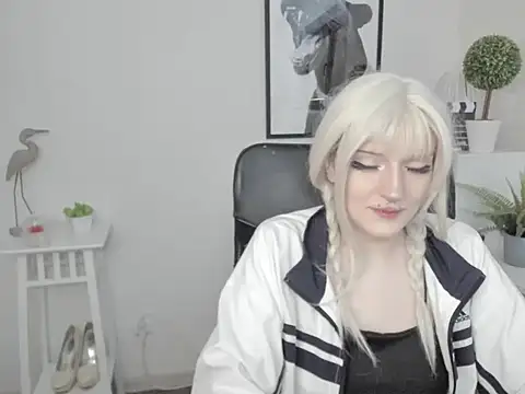 Snapshot of NikaDream chatting on July 6, 12:35 pm NikaDream online show from July 6, 12:35 pm
