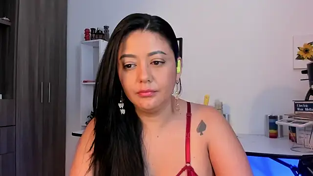 LauraToro  online show from June 13, 9:13 pm