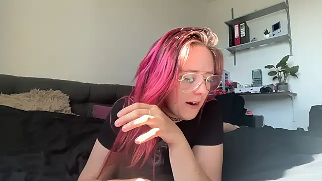 Snapshot of LeaLoveXXX chatting on June 22, 7:27 am LeaLoveXXX online show from June 22, 7:27 am