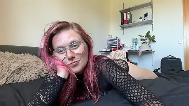 Snapshot of LeaLoveXXX chatting on June 25, 11:48 am LeaLoveXXX online show from June 25, 11:48 am