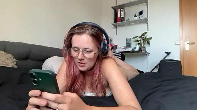Snapshot of LeaLoveXXX chatting on July 2, 7:14 am LeaLoveXXX online show from July 2, 7:14 am