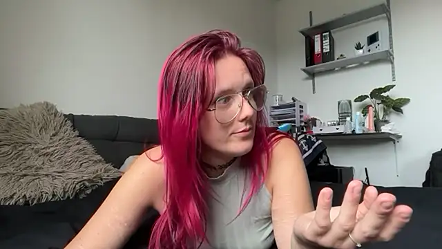 Snapshot of LeaLoveXXX chatting on July 6, 7:05 am LeaLoveXXX online show from July 6, 7:05 am