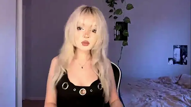 Velvets Vixens01 online show from June 10, 5:45 pm