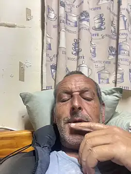 Snapshot of GeldenKuy chatting on June 23, 4:27 pm GeldenKuy online show from June 23, 4:27 pm