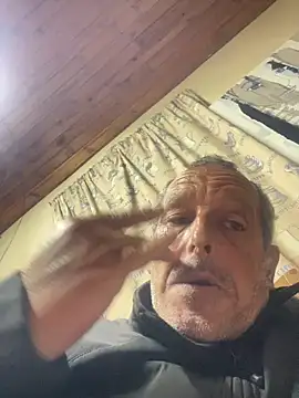 Snapshot of GeldenKuy chatting on June 29, 5:02 pm GeldenKuy online show from June 29, 5:02 pm
