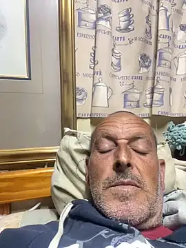 Snapshot of GeldenKuy chatting on July 7, 7:29 pm GeldenKuy online show from July 7, 7:29 pm
