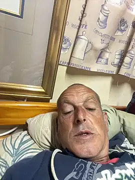 Snapshot of GeldenKuy chatting on July 8, 10:09 am GeldenKuy online show from July 8, 10:09 am