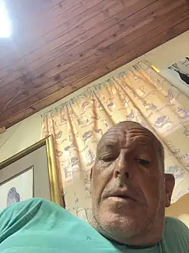 Snapshot of GeldenKuy chatting on July 10, 10:40 am GeldenKuy online show from July 10, 10:40 am