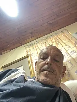 Snapshot of GeldenKuy chatting on July 11, 11:35 am GeldenKuy online show from July 11, 11:35 am