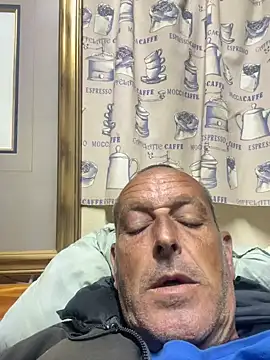 Snapshot of GeldenKuy chatting on July 17, 7:08 pm GeldenKuy online show from July 17, 7:08 pm