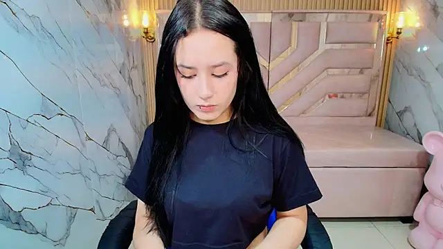 Snapshot of Aleja_r_ chatting on June 18, 7:40 pm Aleja r online show from June 18, 7:40 pm