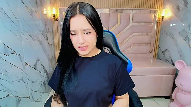 Snapshot of Aleja_r_ chatting on June 21, 12:19 pm Aleja r online show from June 21, 12:19 pm