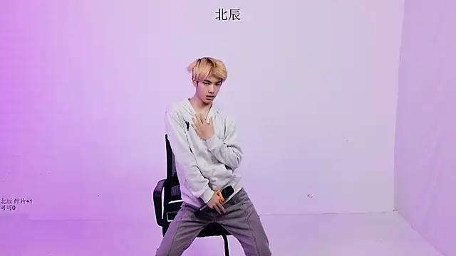Snapshot of YinLi-Boy chatting on June 26, 11:25 am YinLi-Boy online show from June 26, 11:25 am