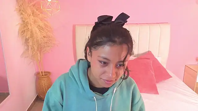 Snapshot of valeria__torres chatting on July 16, 10:43 am valeria torres online show from July 16, 10:43 am