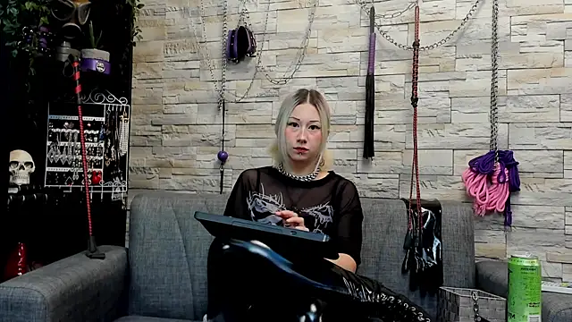 Snapshot of Miss_Kaz chatting on July 6, 1:02 am Miss Kaz online show from July 6, 1:02 am