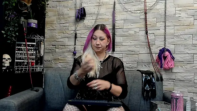 Snapshot of Miss_Kaz chatting on July 23, 1:08 am Miss Kaz online show from July 23, 1:08 am