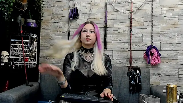 Snapshot of Miss_Kaz chatting on July 26, 12:30 am Miss Kaz online show from July 26, 12:30 am