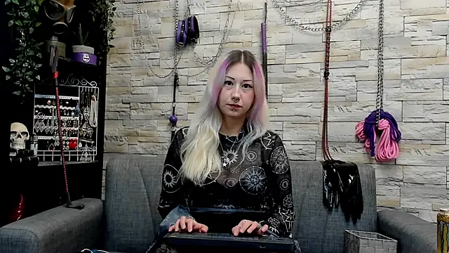 Snapshot of Miss_Kaz chatting on August 5, 12:46 am Miss Kaz online show from August 5, 12:46 am