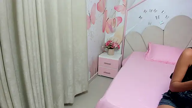 Millieskinny18 online show from June 18, 2:56 am