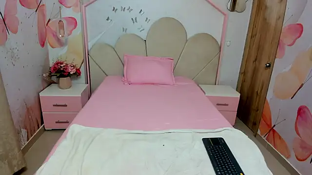 Millieskinny18 online show from June 20, 3:09 am