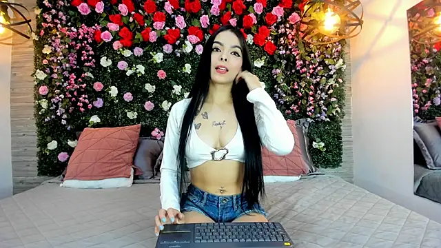 Snapshot of BelaPoncee chatting on June 14, 1:24 pm BelaPoncee online show from June 14, 1:24 pm