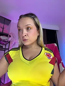 Snapshot of SaraAvila chatting on June 18, 4:02 am SaraAvila online show from June 18, 4:02 am